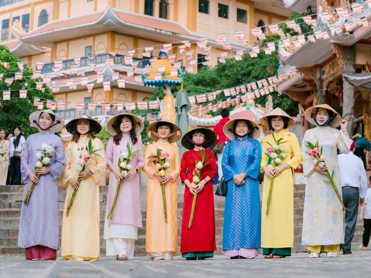 Trải nghiệm không gian tâm linh cổ kính lưng chừng núi. 