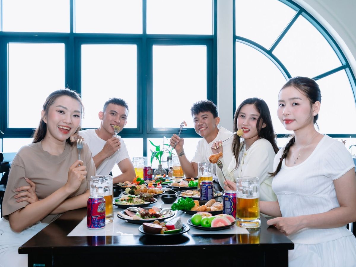Du khách thưởng thức buffet Vân Sơn và nghỉ ngơi trên đỉnh Núi Bà Đen. 