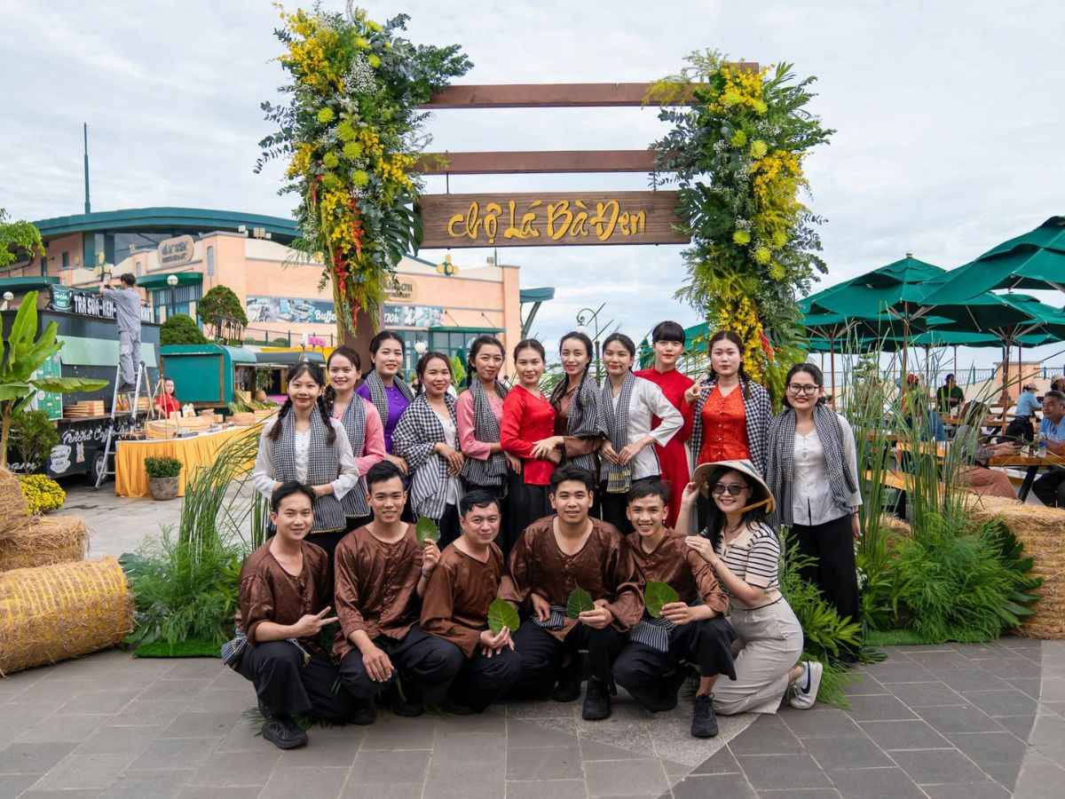 Du khách trải nghiệm không gian Chợ Lá đậm nét văn hóa Tây Ninh