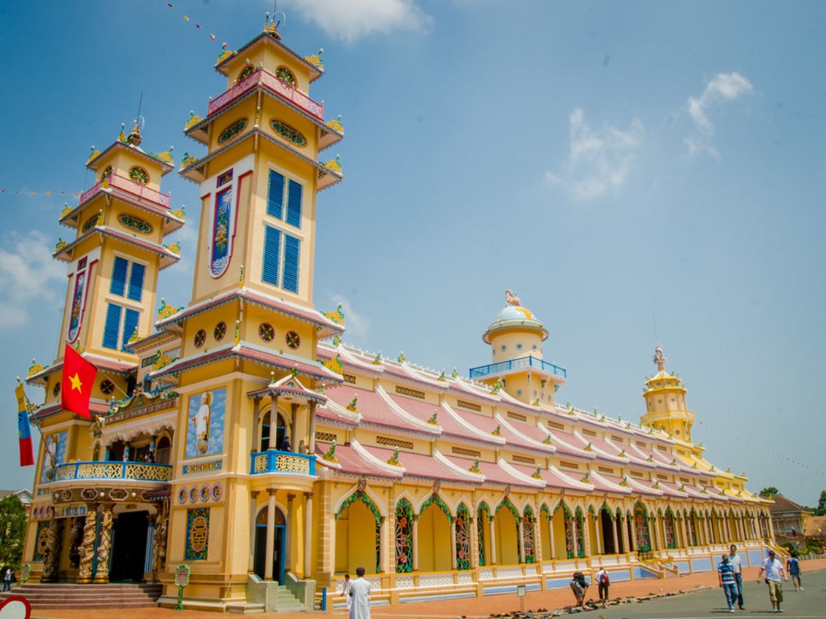 Tòa Thánh Cao Đài Tây Ninh gây ấn tượng với kiến trúc đặc trưng rực rỡ.