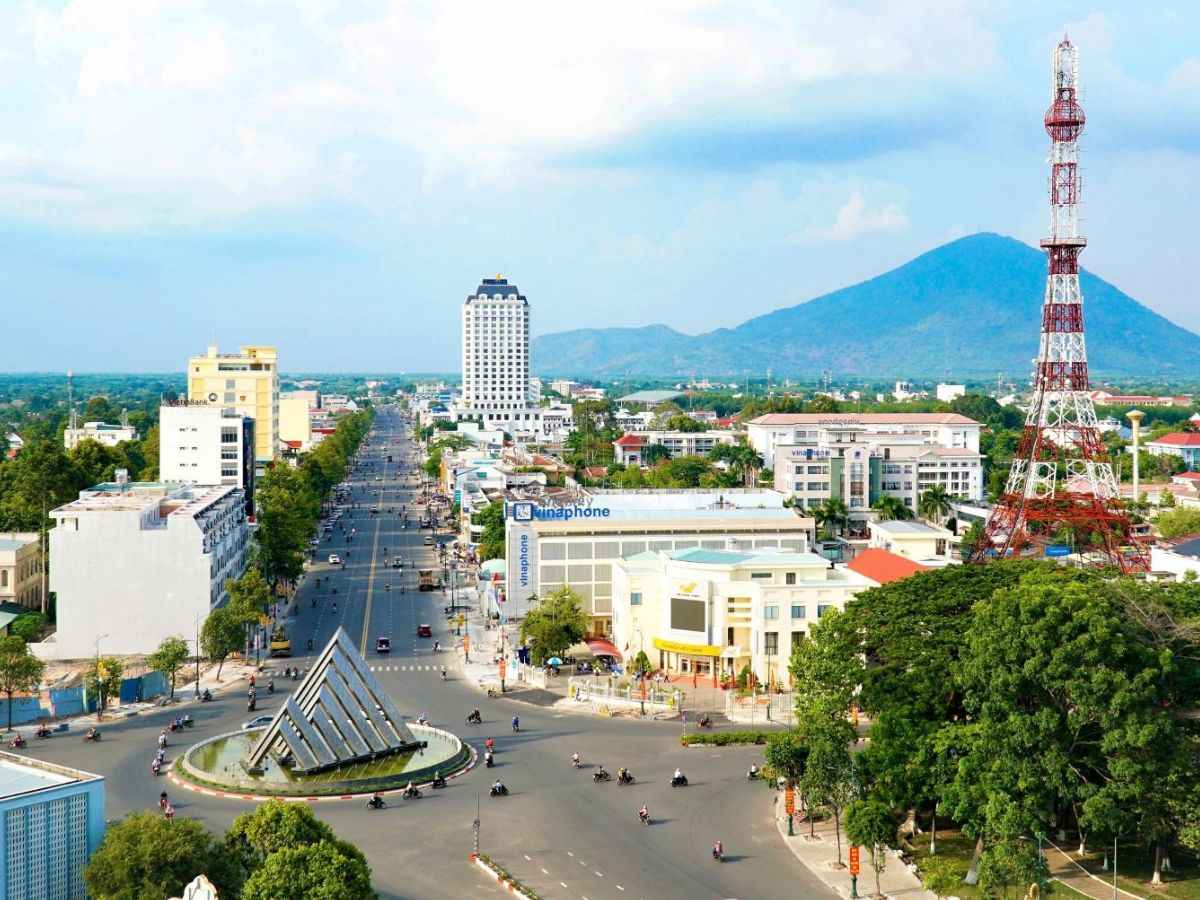 Trung tâm Tây Ninh hiện lên sôi động với Núi Bà Đen ở phía xa.