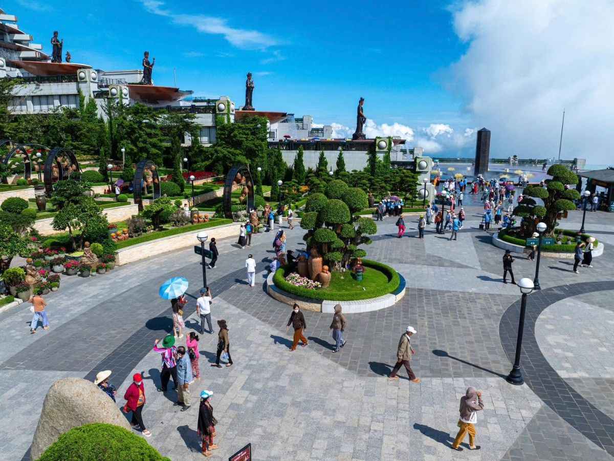 Dành trọn ngày giúp du khách khám phá đầy đủ các điểm nổi bật tại Núi Bà Đen.