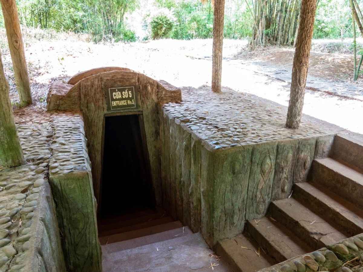Lối vào địa đạo giúp du khách tìm hiểu không gian chiến đấu dưới lòng đất.