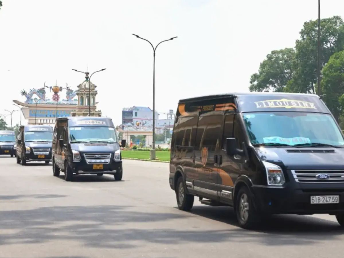 Đoàn xe limousine thuận tiện cho hành trình khám phá Củ Chi và Tây Ninh.