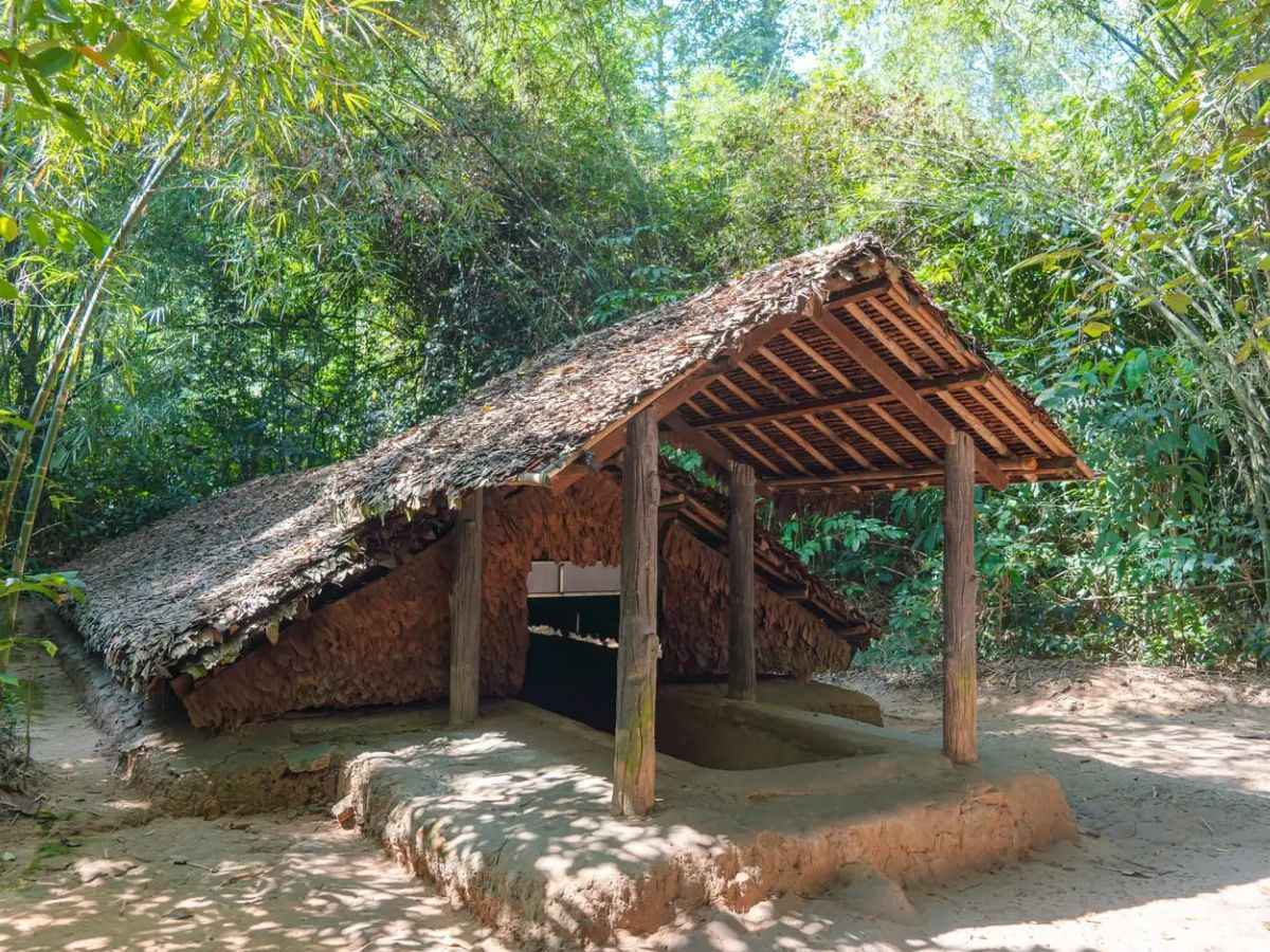 Không gian tái hiện lán trú giữa rừng tại Địa đạo Củ Chi.
