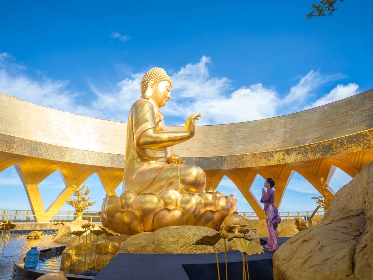 Tôn tượng Đức Phật Câu Na Hàm Mâu Ni tại Vườn Ưu Đàm.