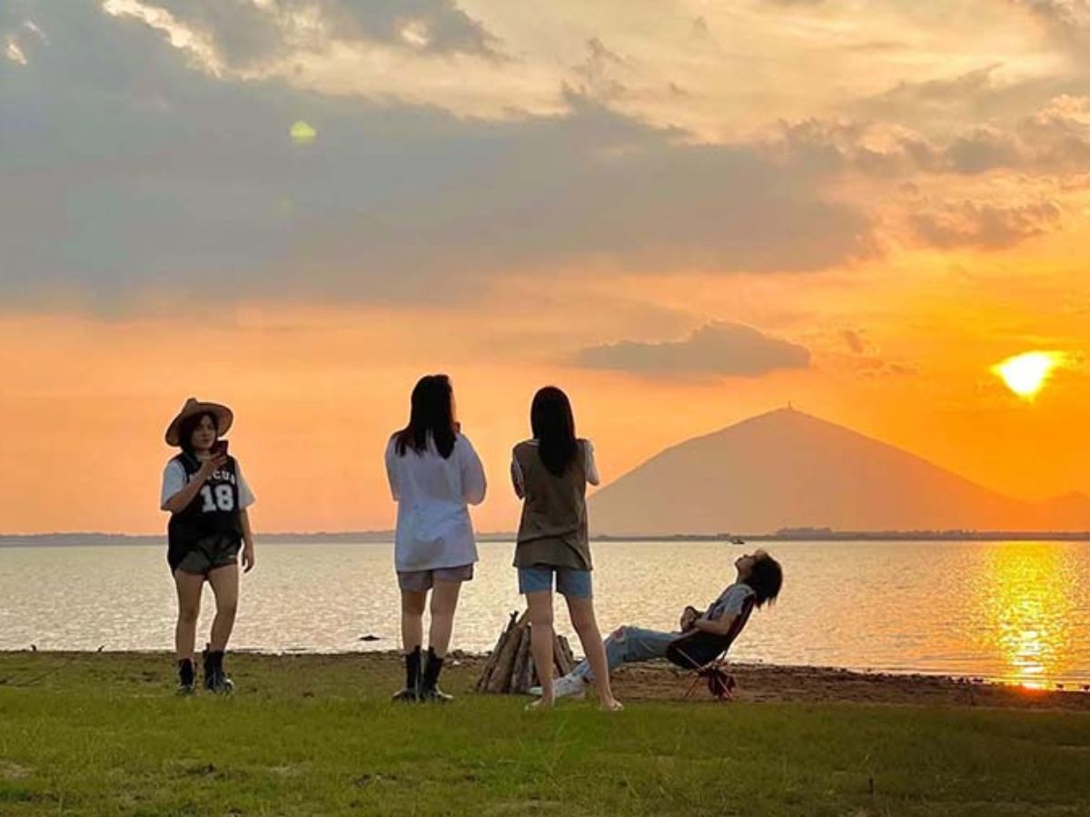Du khách thư giãn bên bờ hồ Dầu Tiếng.