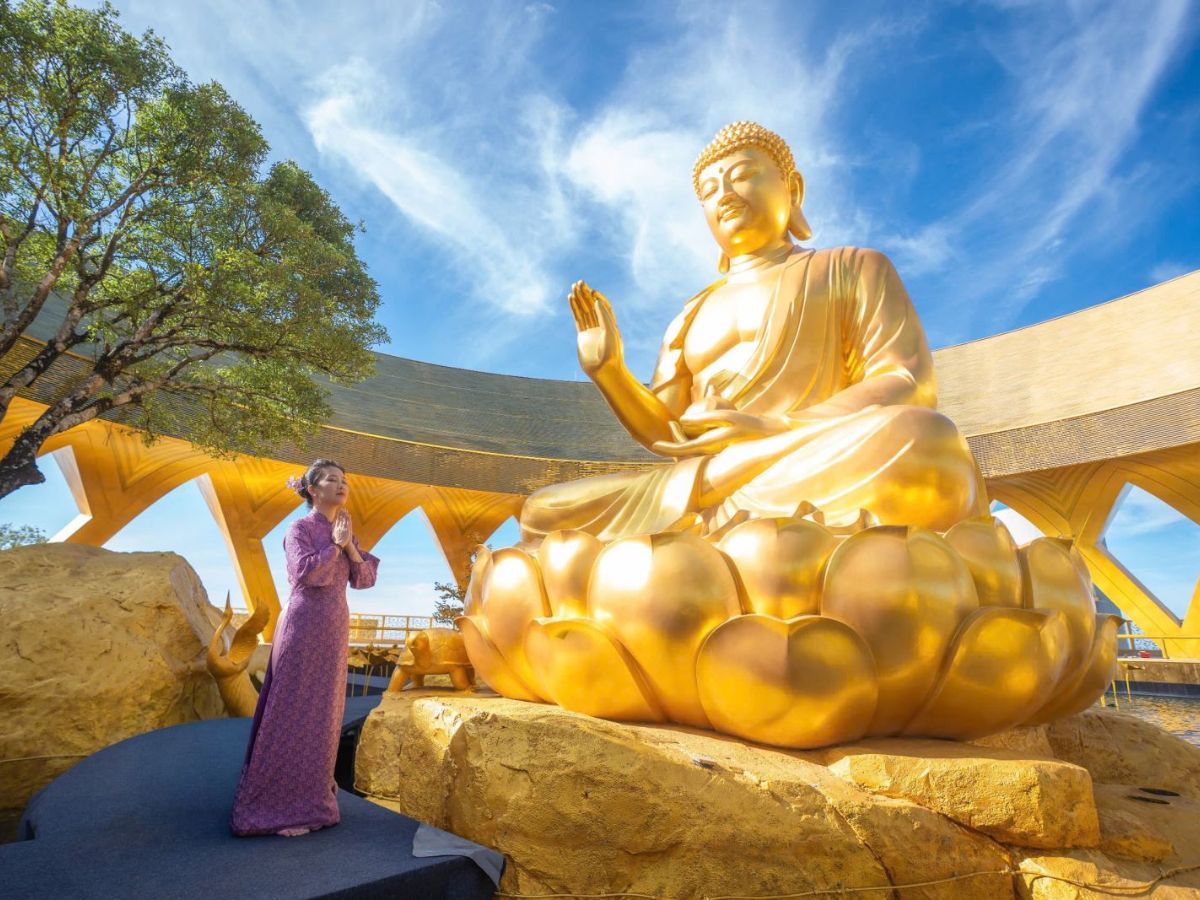 Du khách chiêm bái không gian vườn Ưu Đàm.