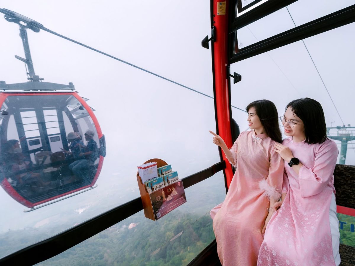 Du khách ngắm cảnh núi rừng Tây Ninh từ cabin cáp treo Vân Sơn.