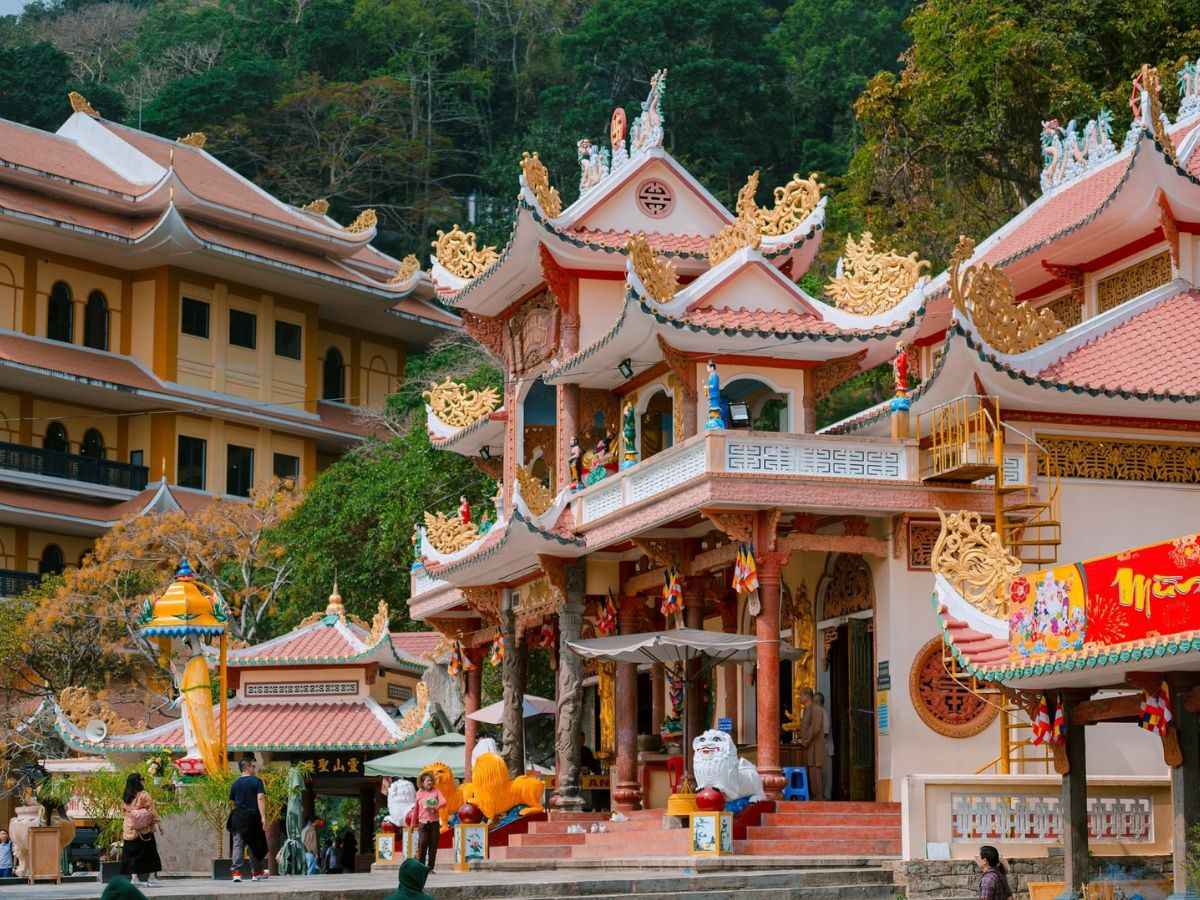 Linh Sơn Tiên Thạch Tự nổi bật giữa rừng xanh trên Núi Bà Đen. 