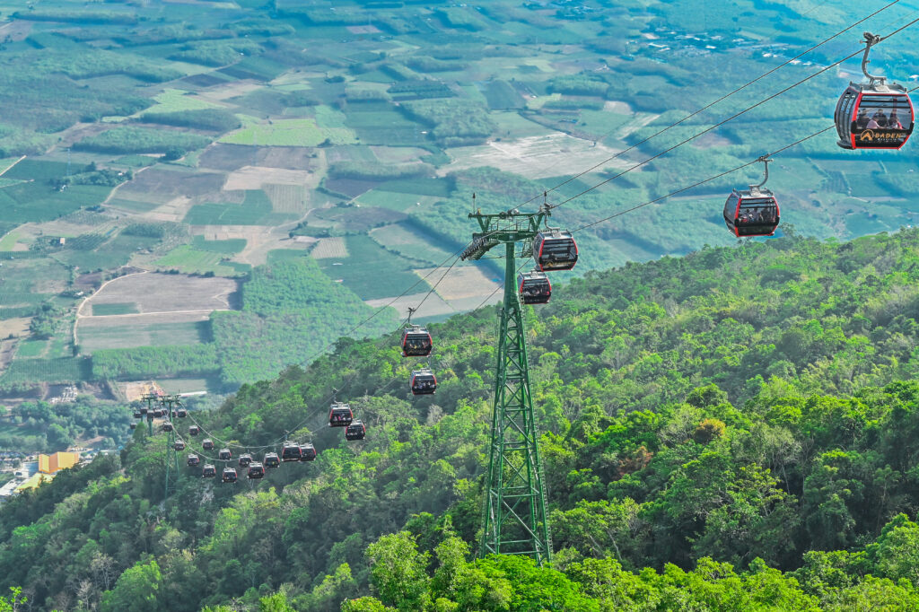 Sun World Ba Den Mountain mang đến một hệ thống cáp treo hiện đại rút ngắn khoảng cách di chuyển.