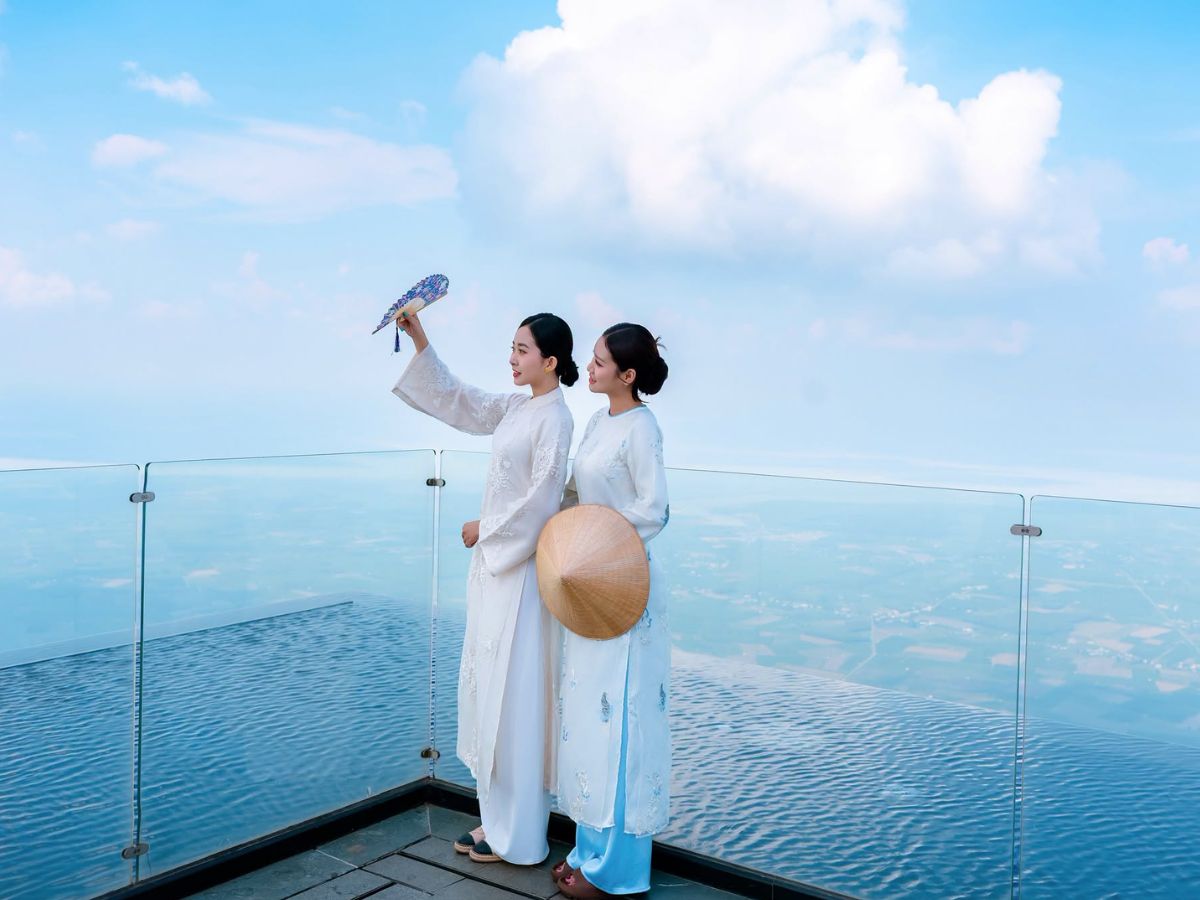 Du khách chụp ảnh giữa mây trời rộng mở trên đỉnh Núi Bà Đen.