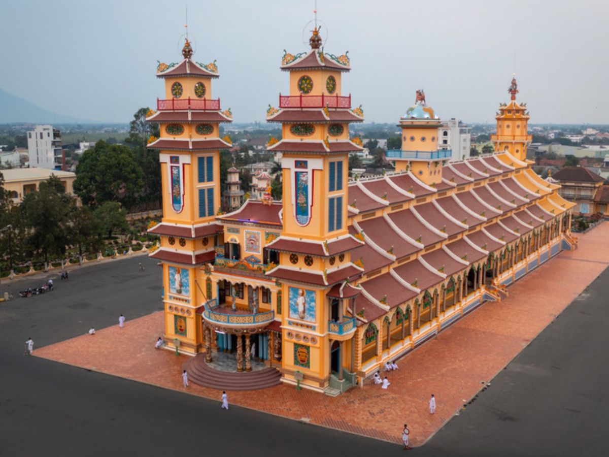 Tòa Thánh Cao Đài Tây Ninh nổi bật với kiến trúc cân đối và nhiều màu sắc.
