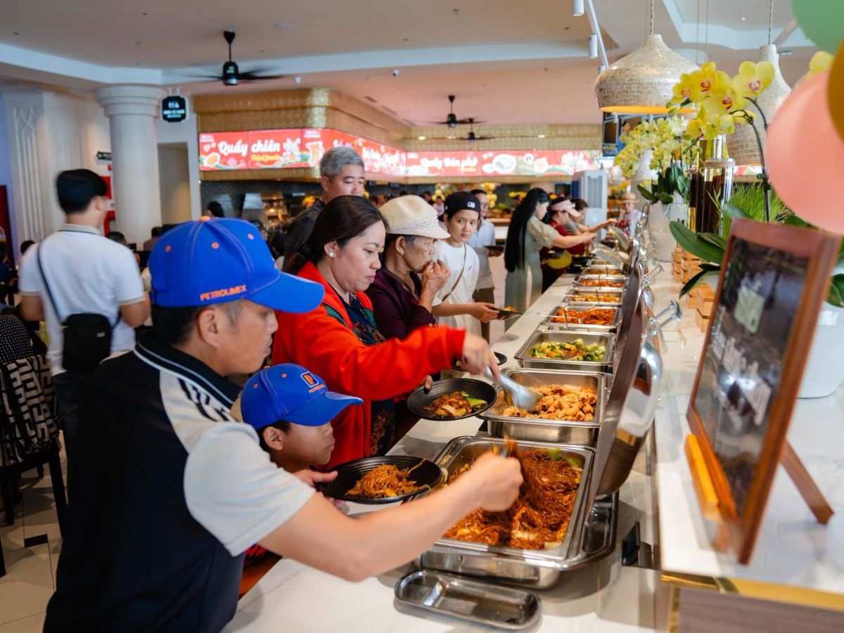 Du khách thưởng thức buffet đa dạng tại nhà hàng Vân Sơn trên Núi Bà Đen.