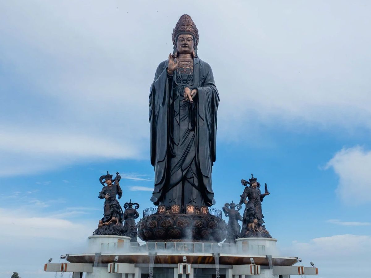Tượng Phật Bà Tây Bổ Đà Sơn nổi bật giữa nền trời trên Núi Bà Đen.