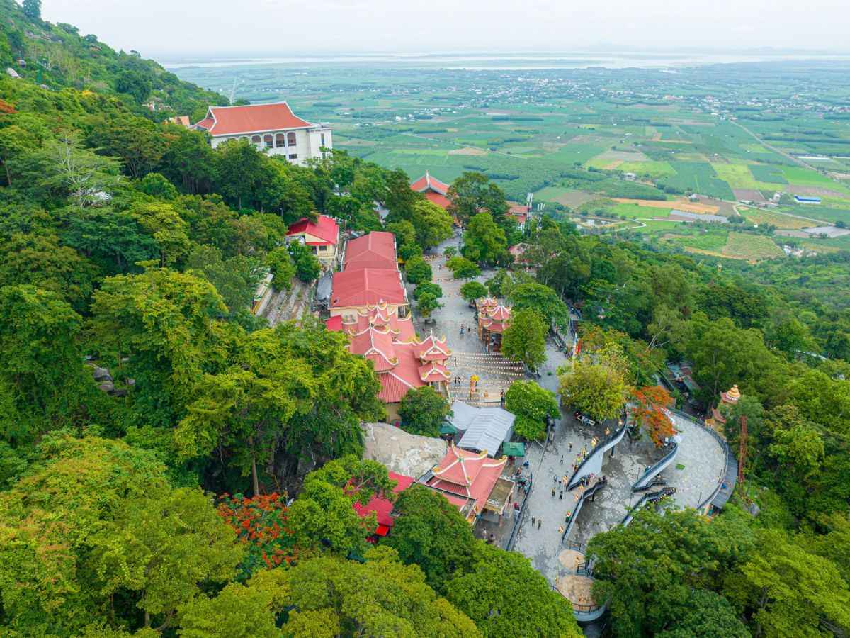 Toàn cảnh chùa Bà và Điện Bà nép giữa núi rừng xanh mát.