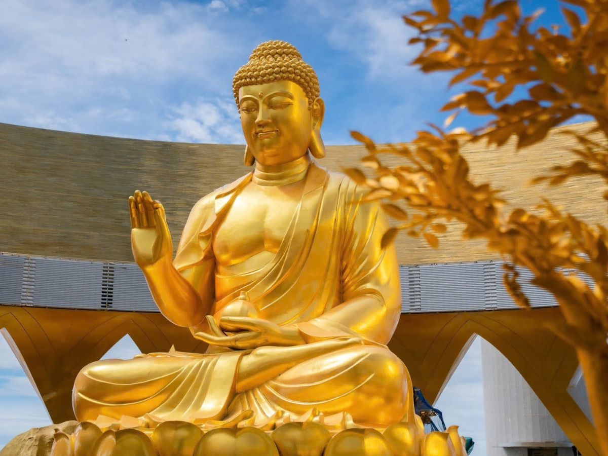 Tượng Đức Phật Câu Na Hàm Mâu Ni nổi bật trong không gian Vườn Ưu Đàm.