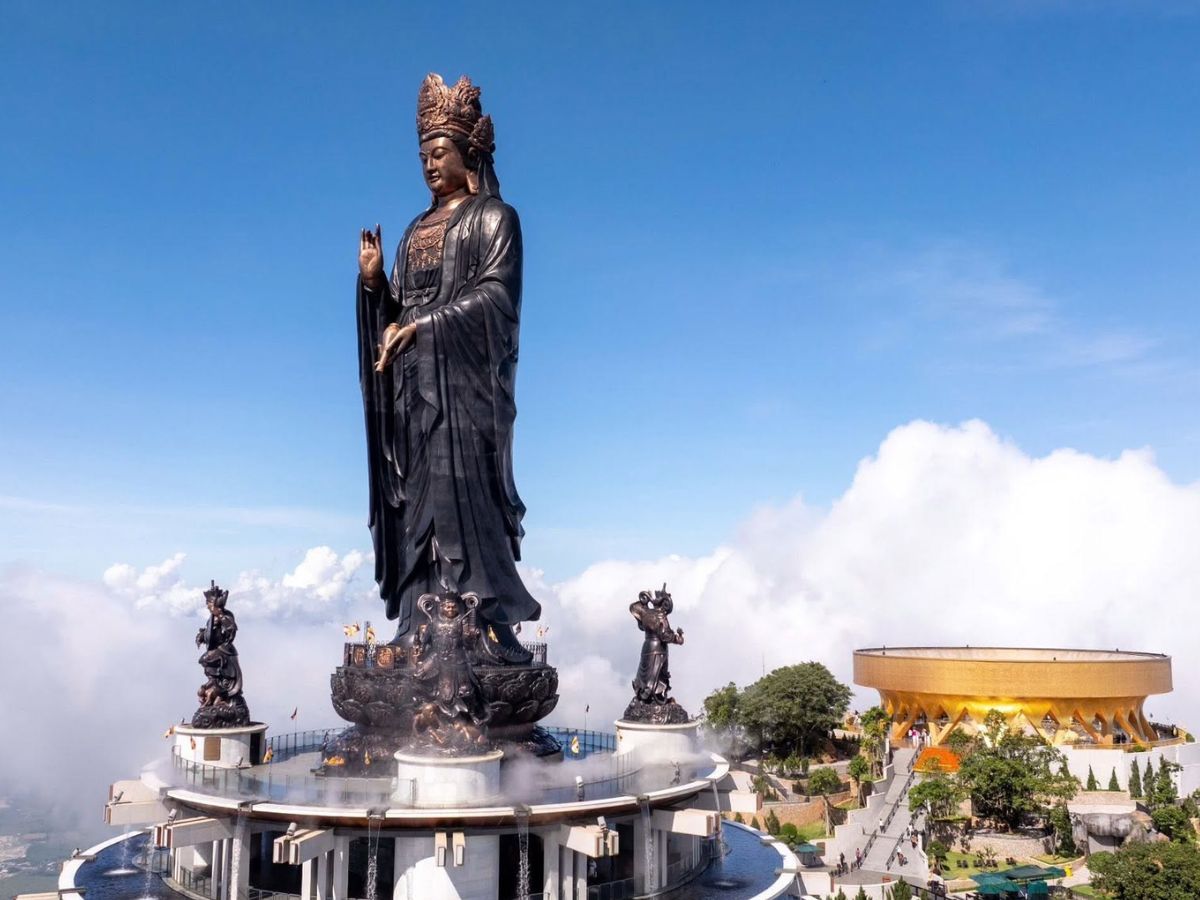 Tượng Phật Bà Tây Bổ Đà Sơn uy nghi giữa mây trời trên Núi Bà Đen.
