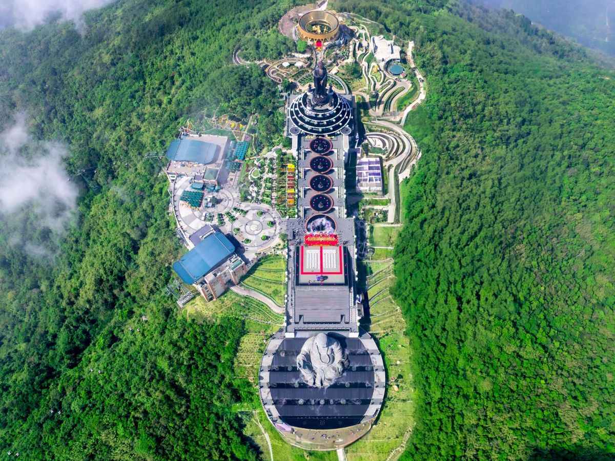 Núi Bà Đen là điểm hành hương nổi bật với quần thể tâm linh quy mô lớn.