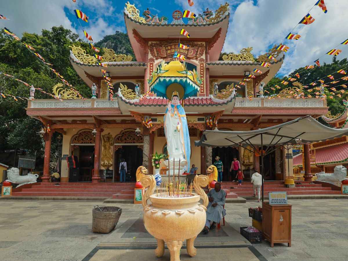 Không gian chiêm bái Linh Sơn Thánh Mẫu tại khu chùa Bà Núi Bà Đen