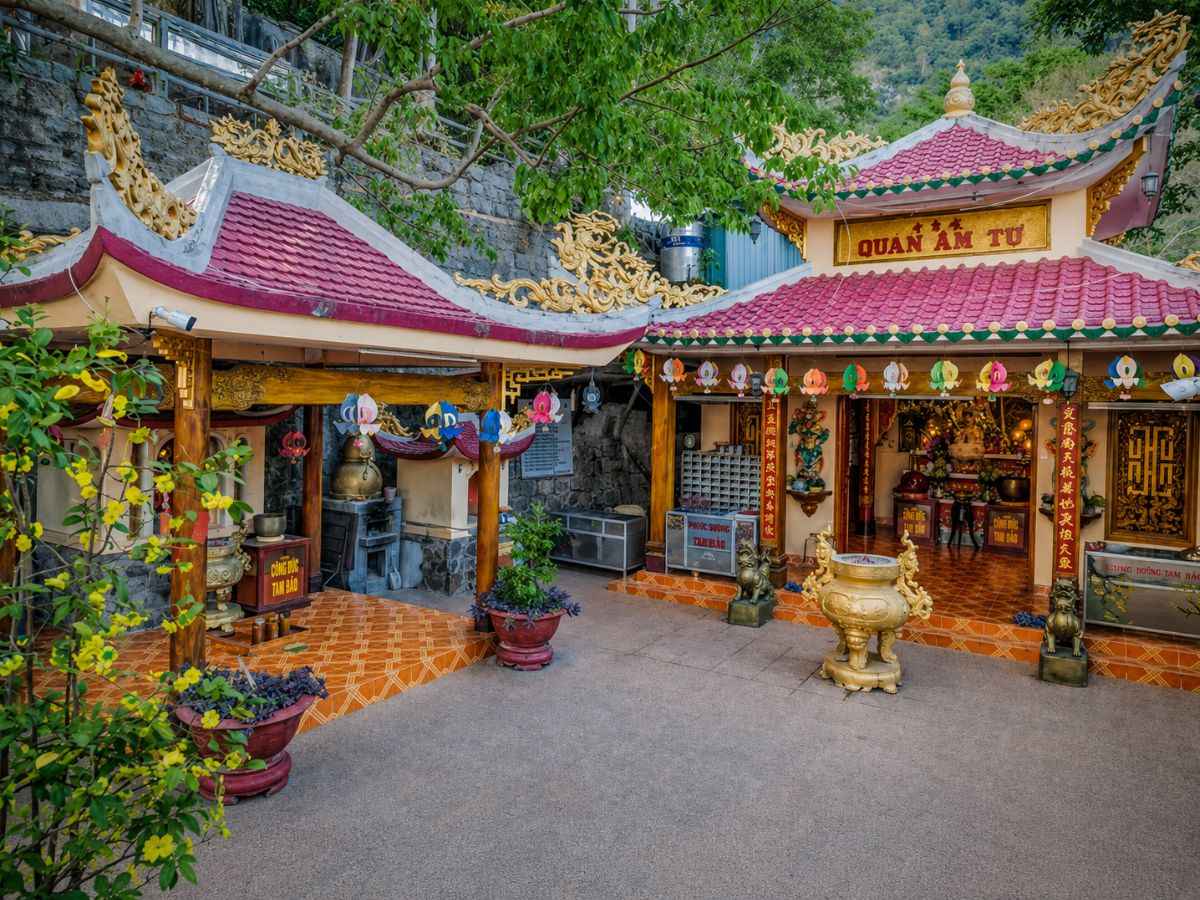 Chùa Quan Âm mang không gian thanh tịnh giữa núi rừng Núi Bà Đen.