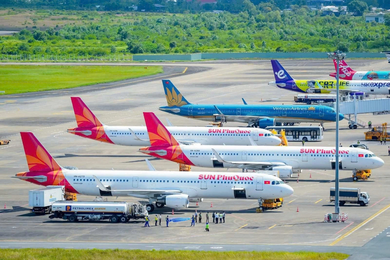 Du khách đi máy bay từ Hà Nội đến TP.HCM và di chuyển đường bộ đến Tây Ninh.