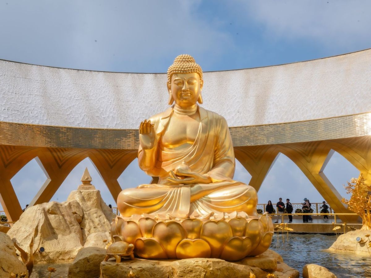 Dành trọn thời gian 1 ngày khám phá núi Bà Đen.