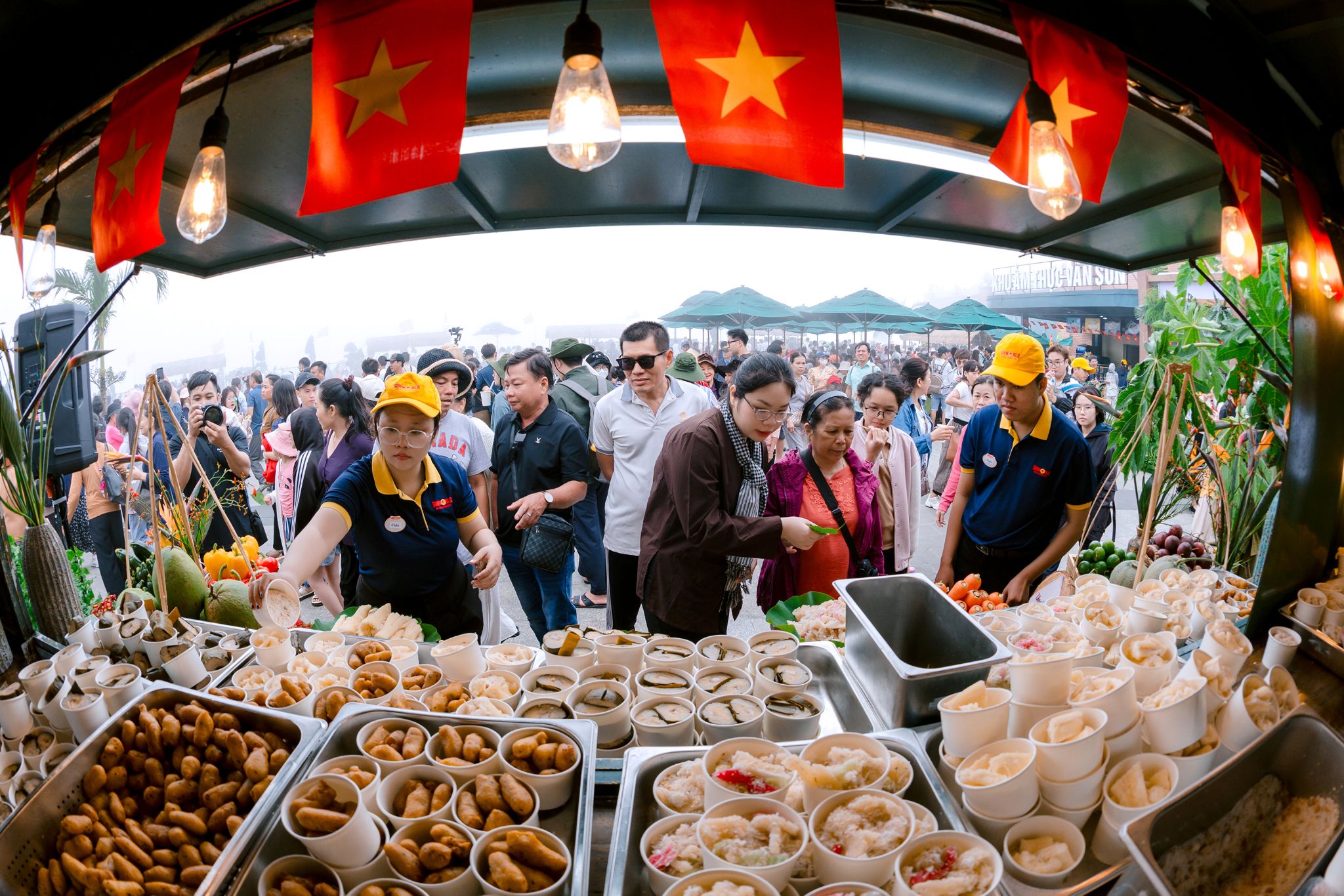 Chợ Lá hấp dẫn du khách tại núi Bà Đen.