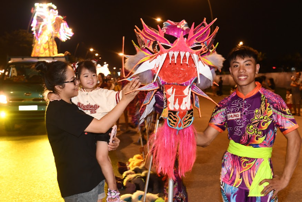 Du khách chụp hình kỷ niệm.