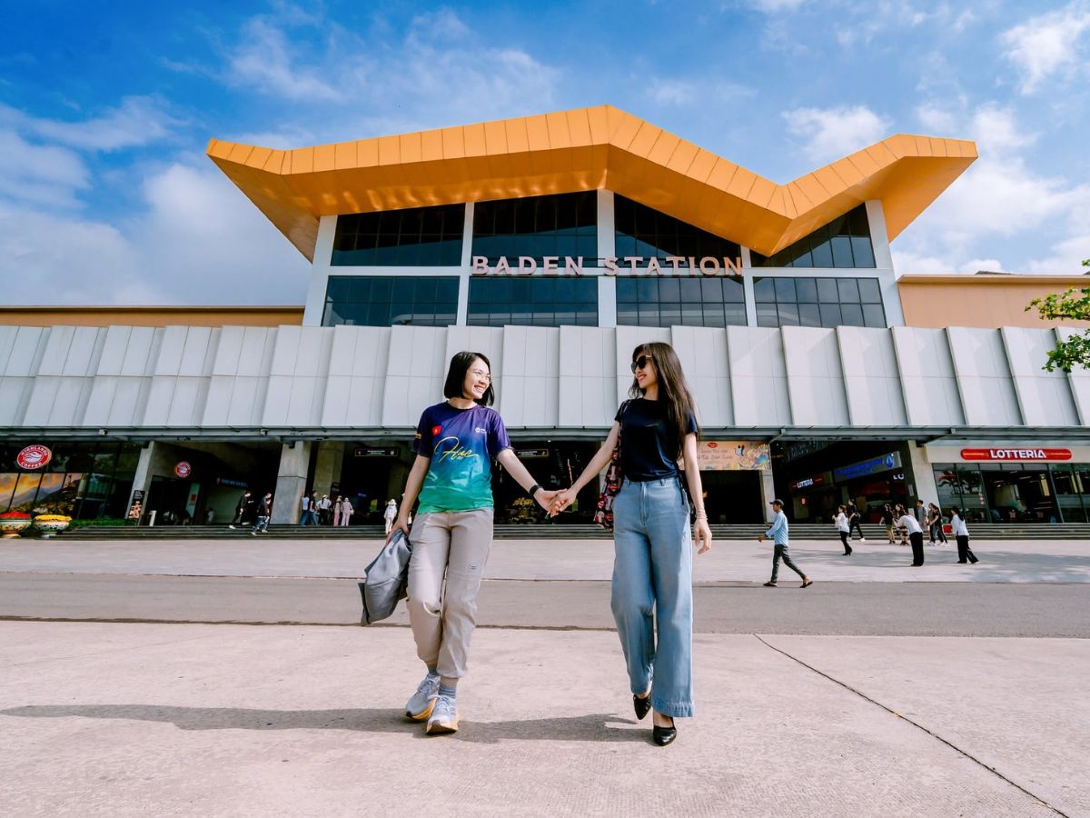 Du khách liên hệ qua hotline Sun World Ba Den Moutain để được hỗ trợ thông tin nhanh chóng.