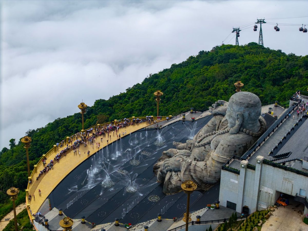 Di chuyển dễ dàng với cáp treo Bà Đen.