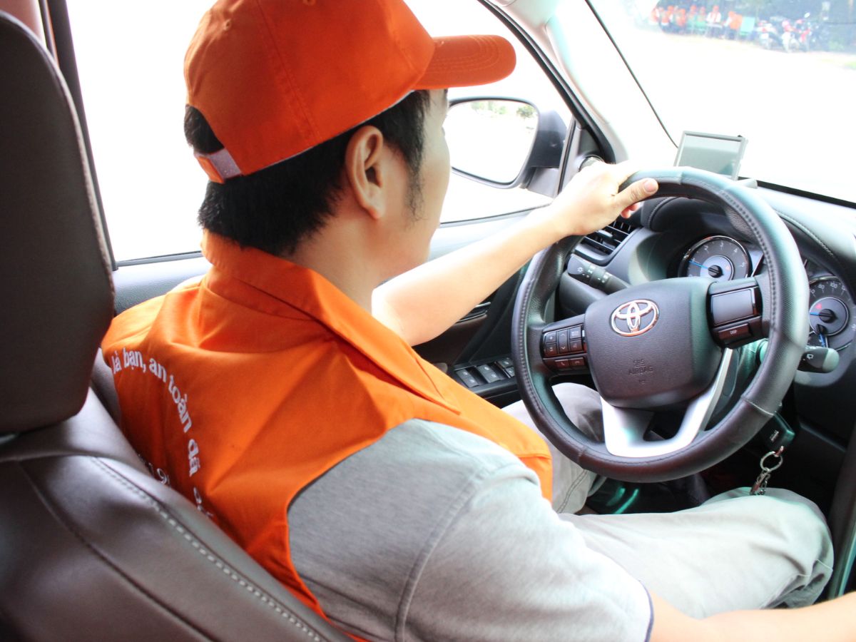 Thuê ô tô có tài xế giúp du khách chủ động hơn khi di chuyển đến Tây Ninh. 