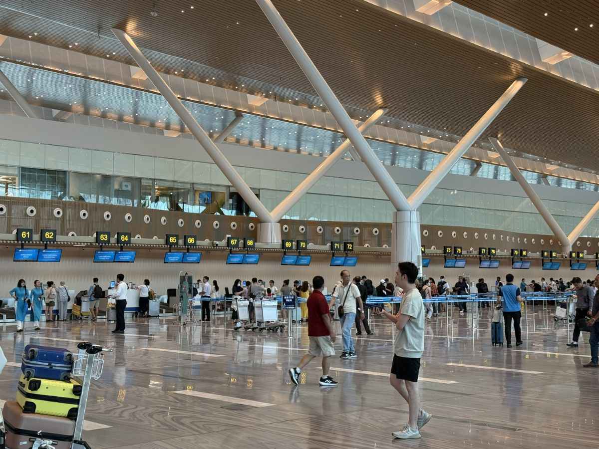 Du khách làm thủ tục tại sân bay Tân Sơn Nhất trước khi đến Tây Ninh. 