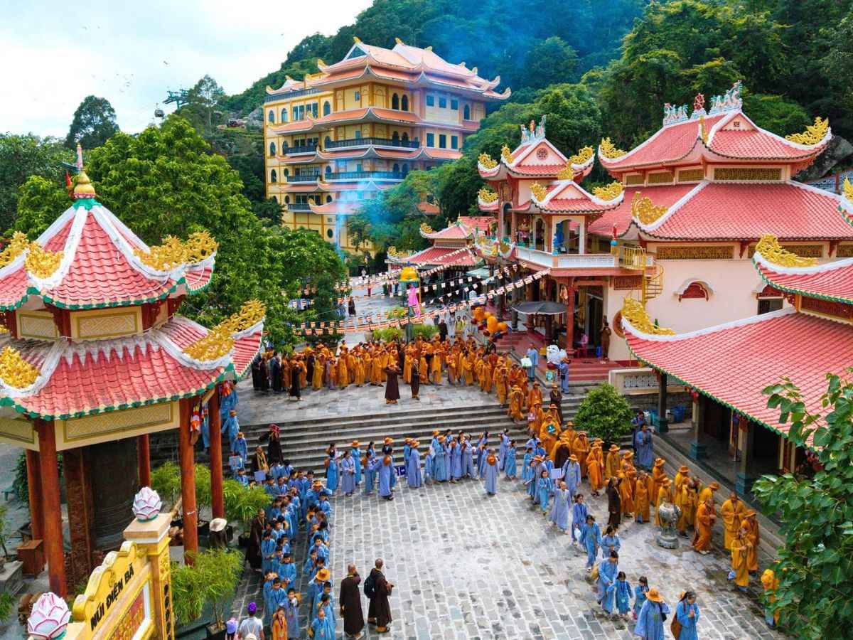 Ngày đầu phù hợp để dành trọn thời gian chiêm bái hệ thống chùa Núi Bà Đen.