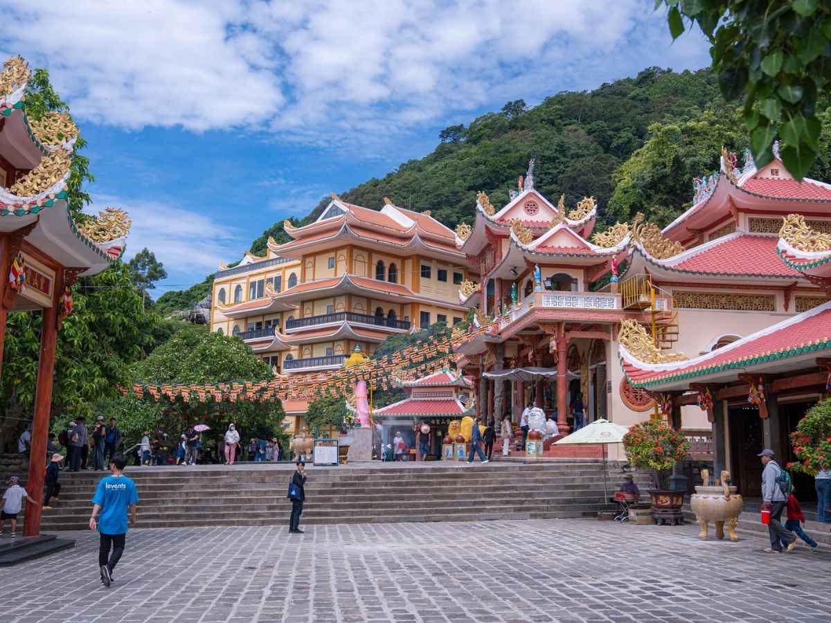 Buổi sáng phù hợp để chiêm bái hệ thống chùa cổ tại Núi Bà Đen. 