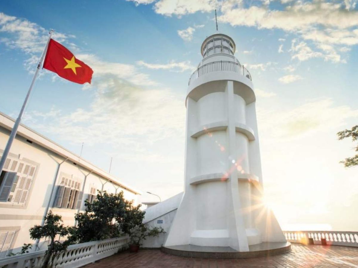 Hải đăng Vũng Tàu đón nắng sớm giữa không gian biển trời khoáng đạt.