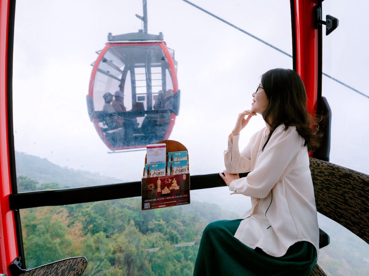 Du khách ngắm cảnh núi rừng Tây Ninh từ cabin cáp treo Núi Bà Đen.