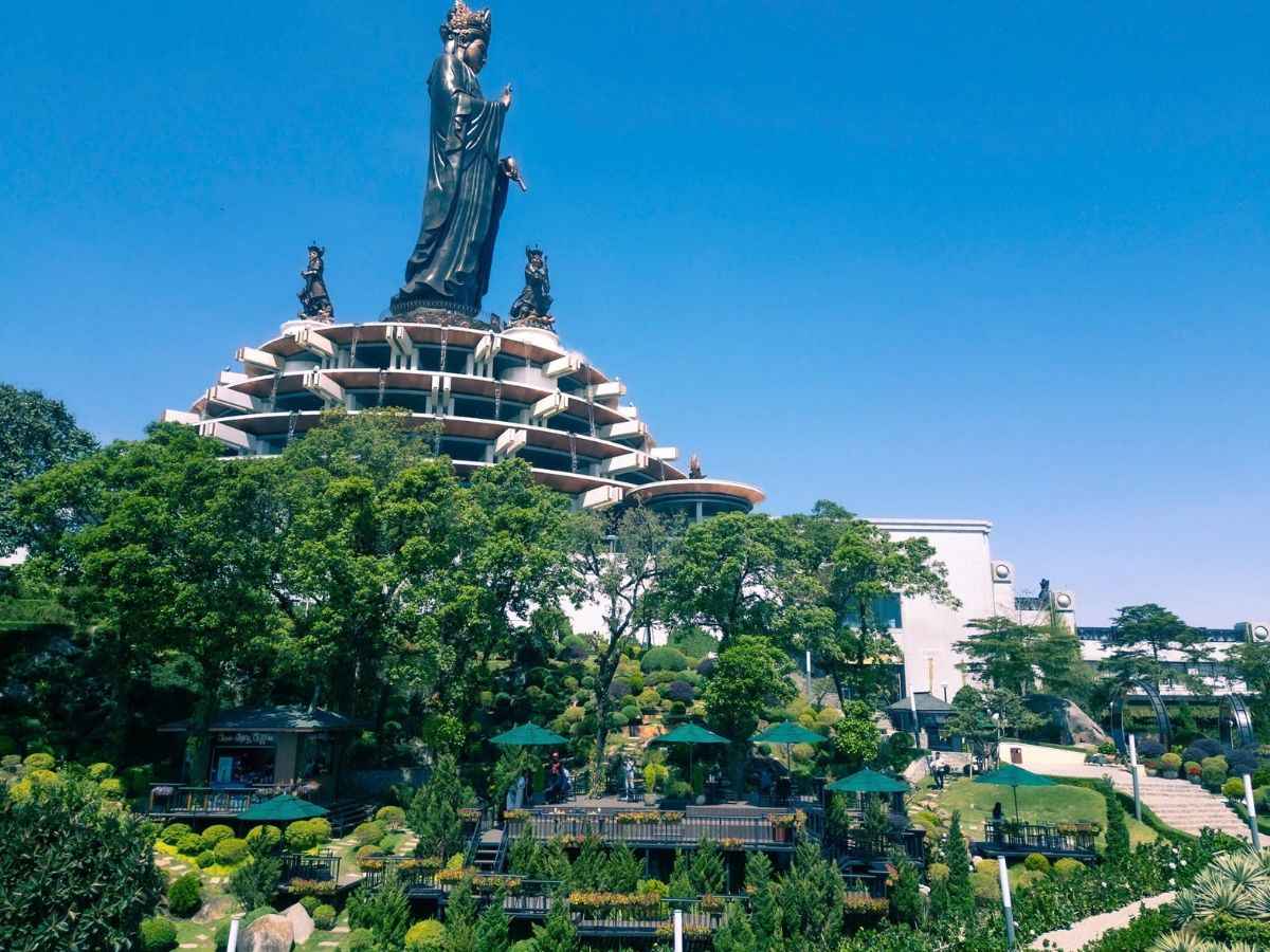 Không gian đỉnh Núi Bà Đen nổi bật với tượng Phật Bà Tây Bổ Đà Sơn.