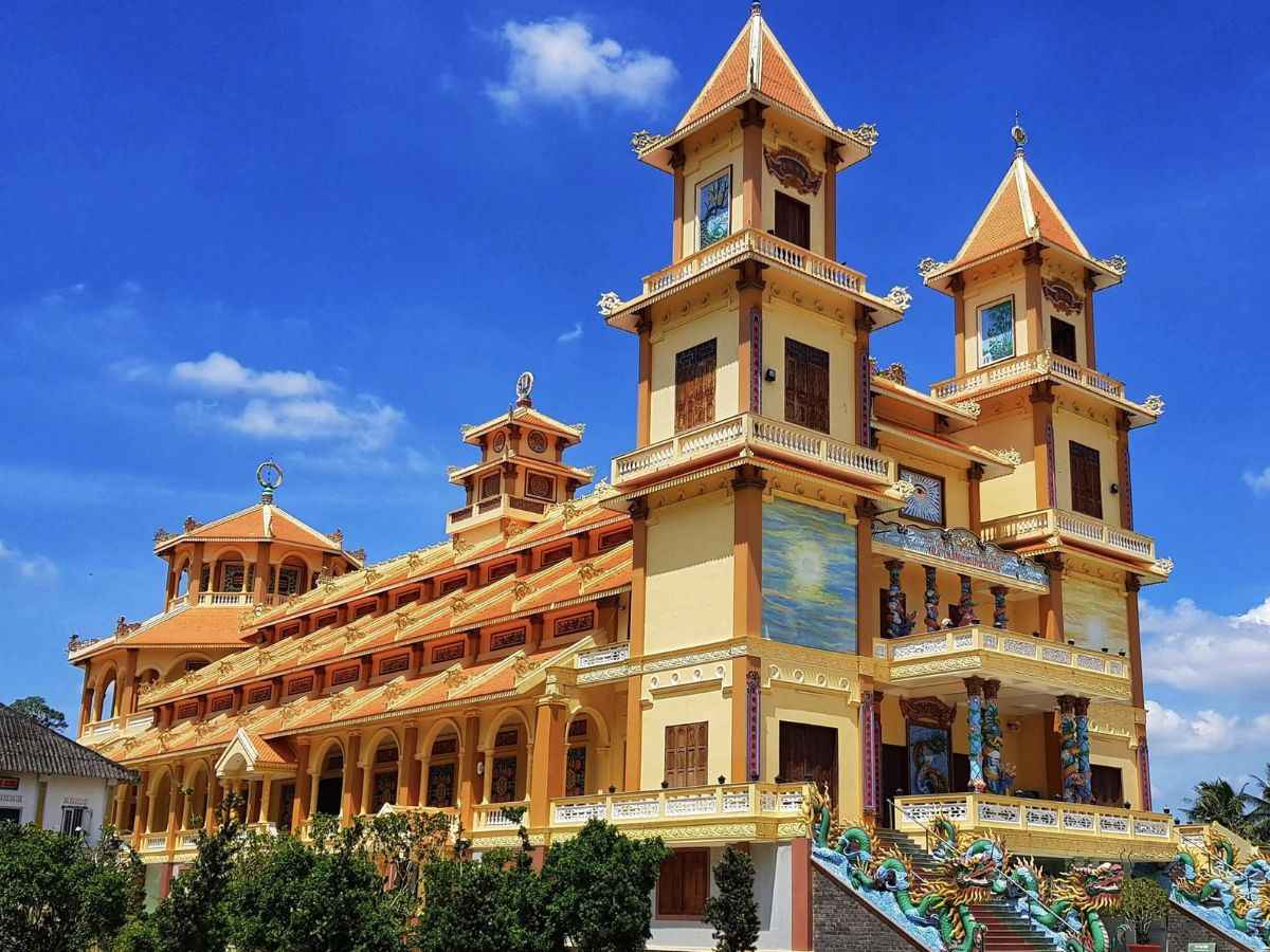 Tòa Thánh Cao Đài Tây Ninh nổi bật với kiến trúc tôn giáo đặc trưng