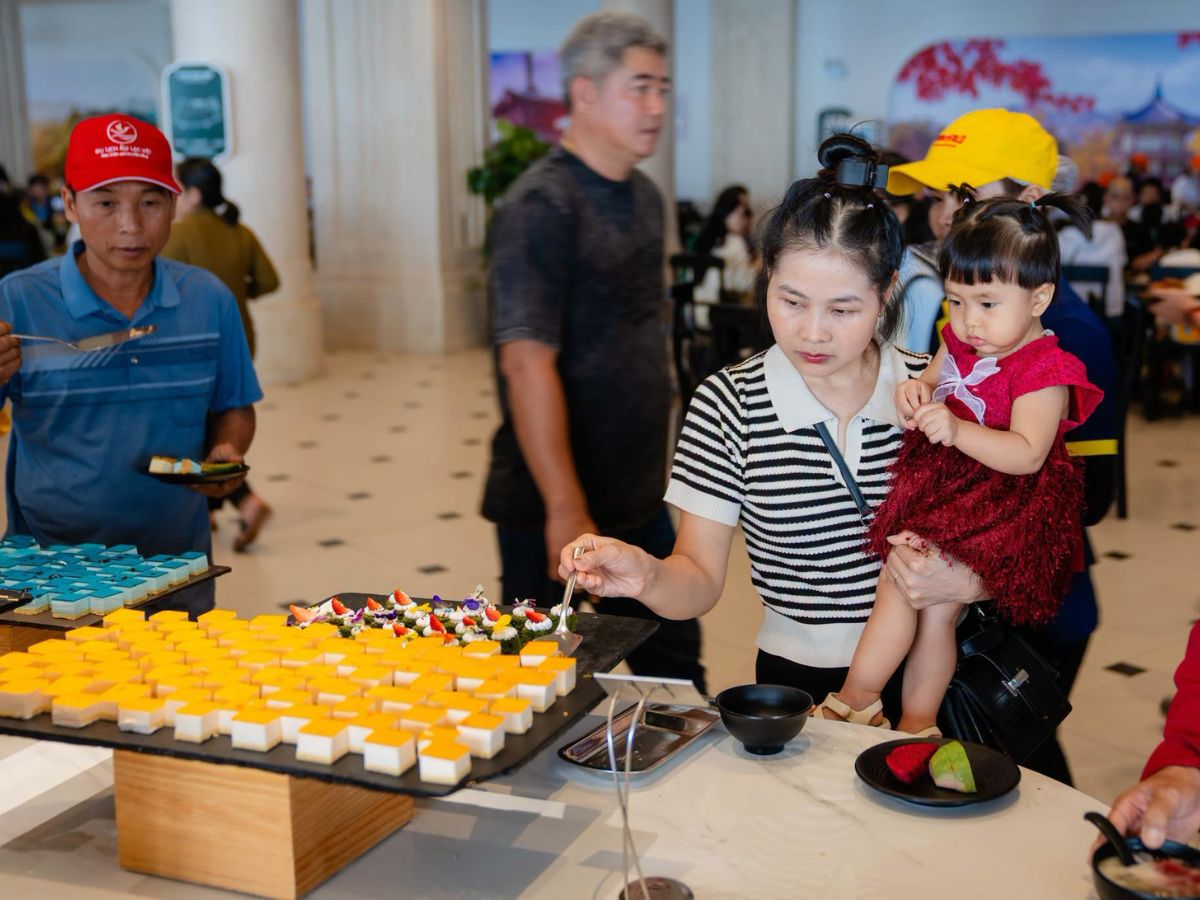 Du khách thưởng thức ẩm thực tại Buffet Vân Sơn, Bà Đen