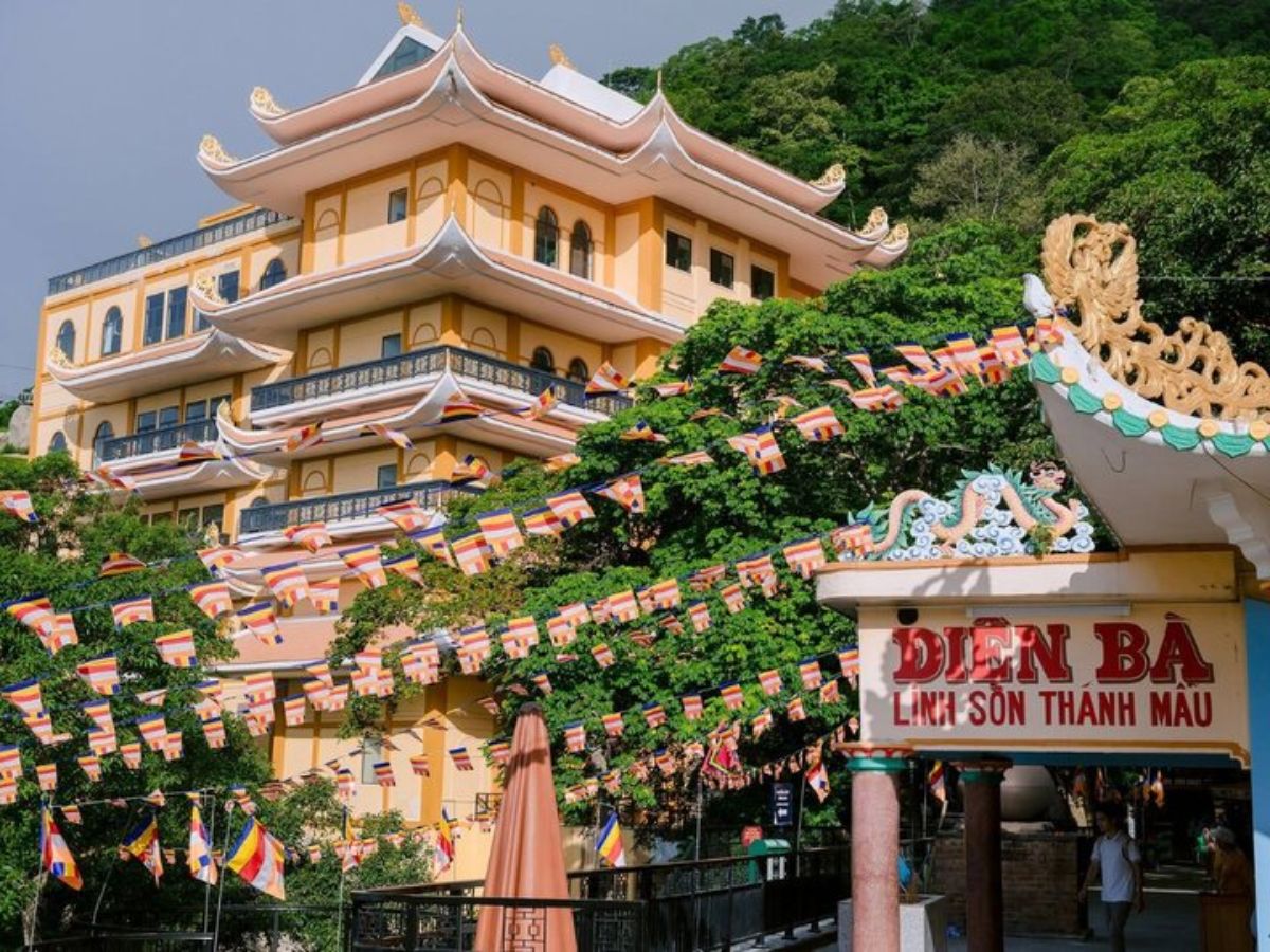 Không gian chùa cổ gần 300 năm tuổi trên núi Bà Đen.