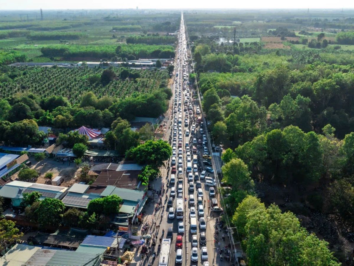 Nhiều du khách chọn di chuyển bằng ô tô cá nhân đến Núi Bà Đen.
