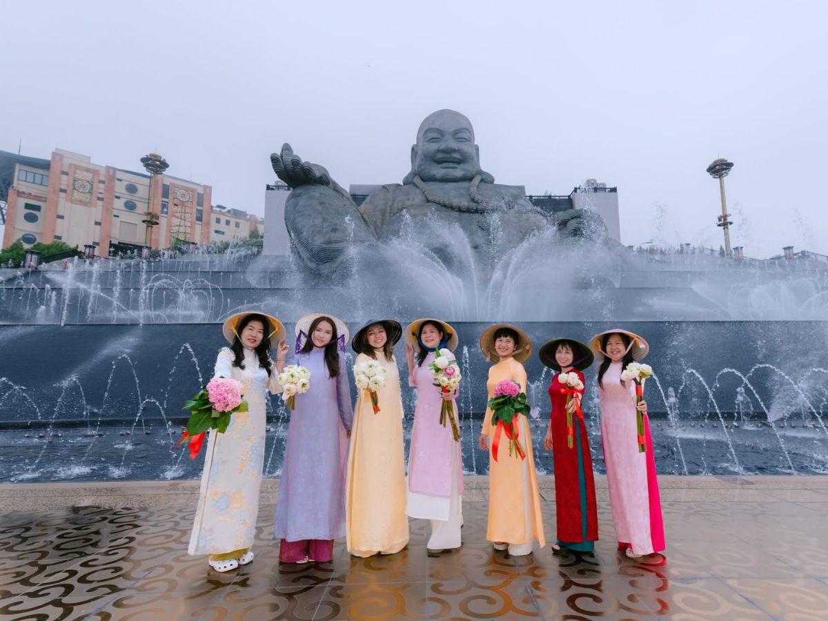 Du khách chinh phục không gian tâm linh núi Bà Đen.