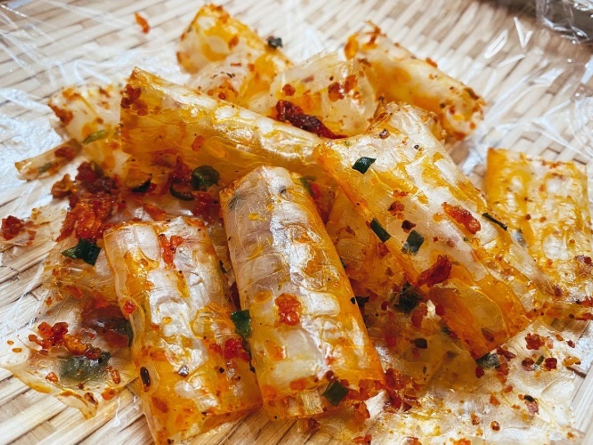 Bánh tráng trộn là món ăn vặt quen thuộc của đất Thánh.
