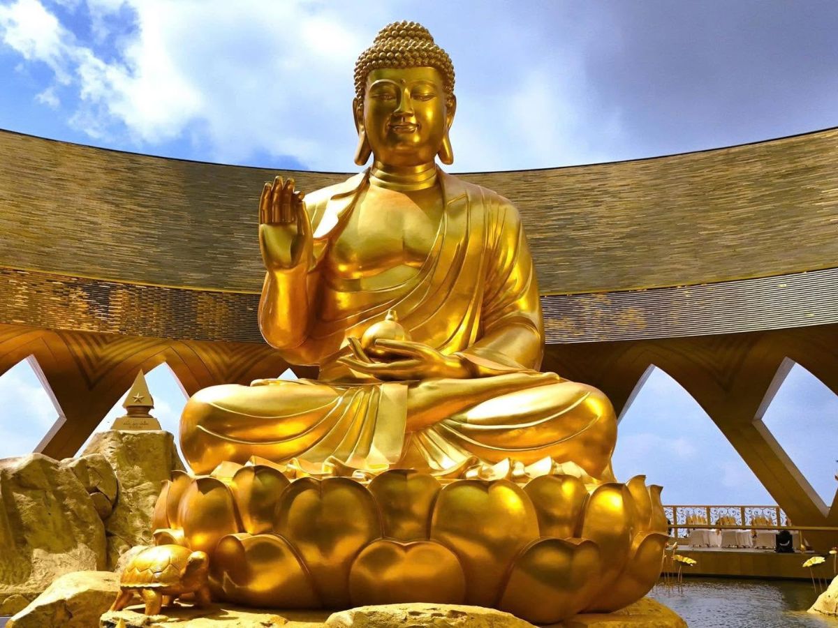 Núi Bà Đen là một trong những điểm đến nổi bật trong hành trình.