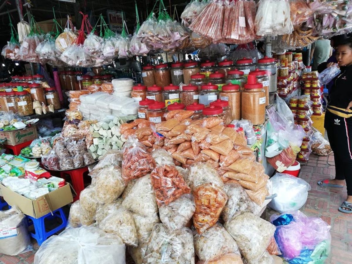 Khám phá văn hóa và đặc sản địa phương tại Chợ Long Hoa, Tây Ninh.