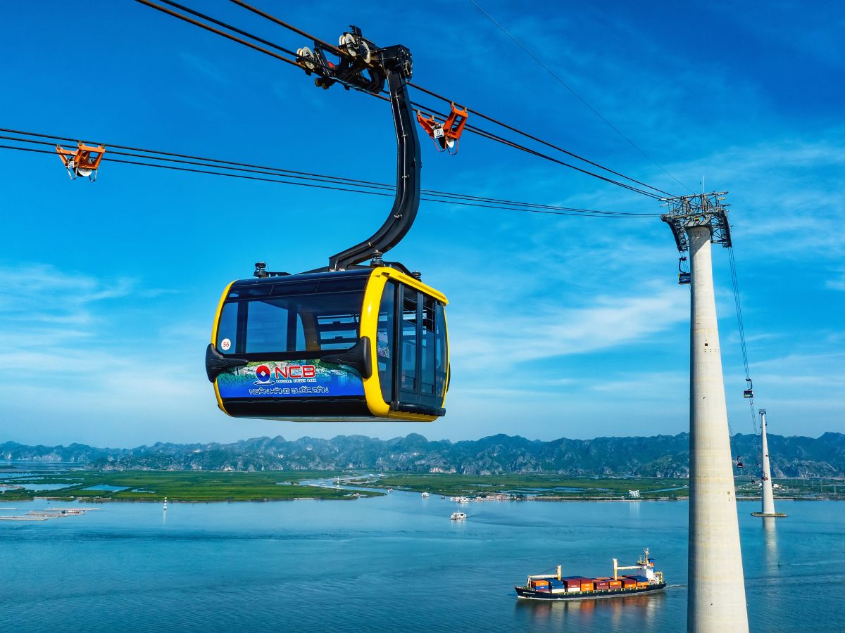 Nhiều du khách hiện nay lựa chọn cáp treo kết hợp thuê xe trên đảo