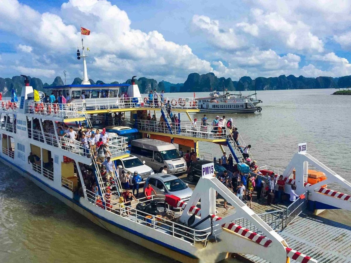 Đi Cát Bà bằng ô tô là phương án được nhiều du khách lựa chọn hiện nay