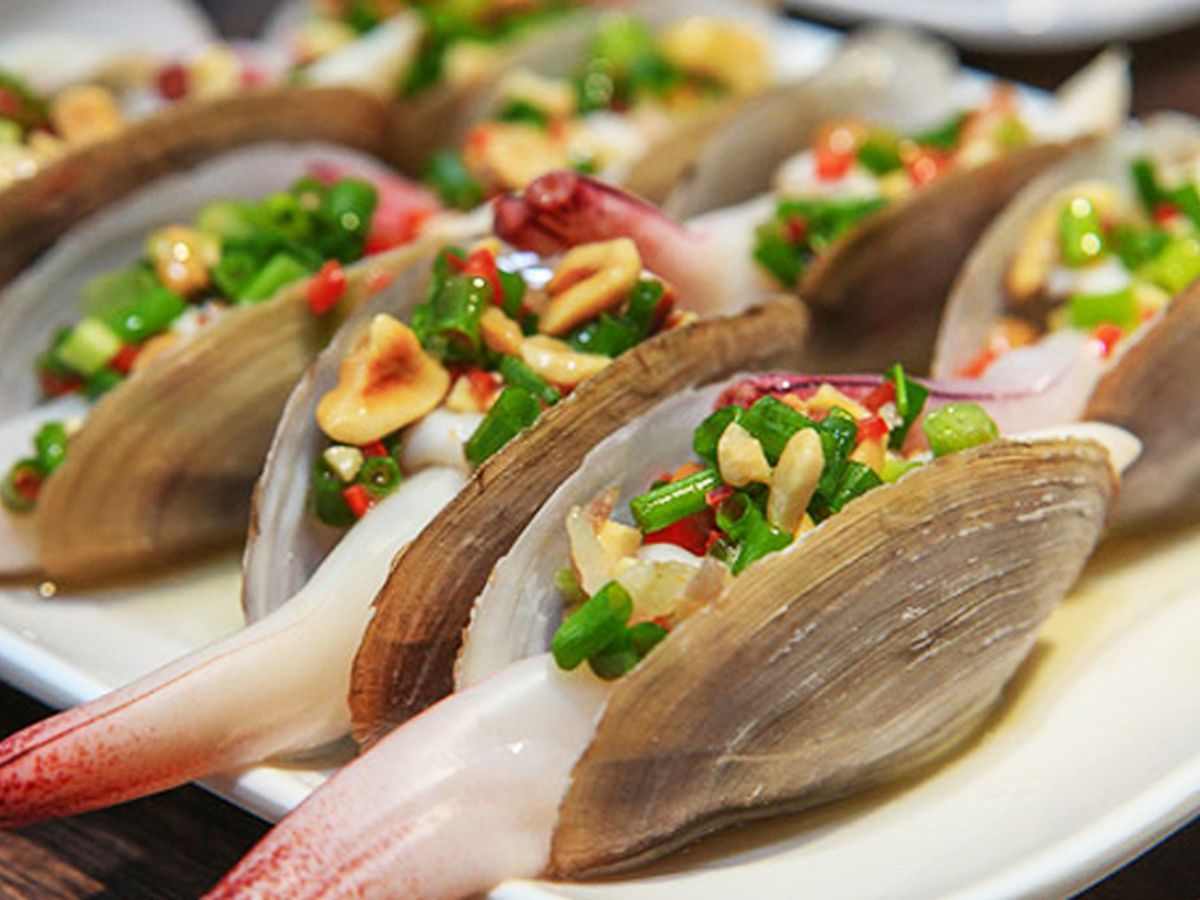 Tu hài là đặc sản nổi tiếng nhất của vùng biển Cát Bà
