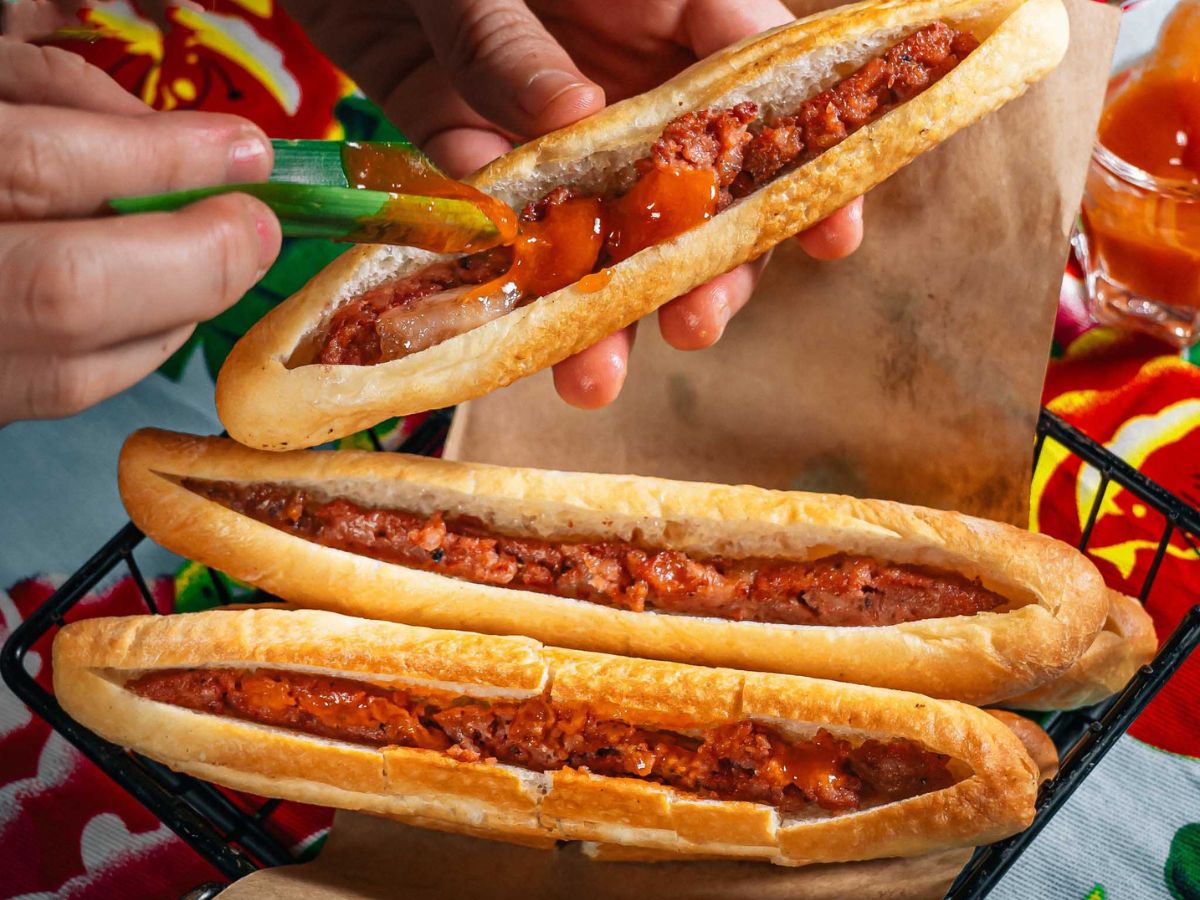 Bánh mì cay là món ăn vặt nổi tiếng của Hải Phòng
